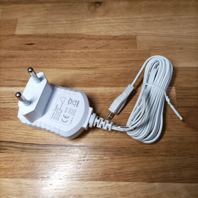 E-JUN QK-0501000EU 5V/1A (2.4m) White